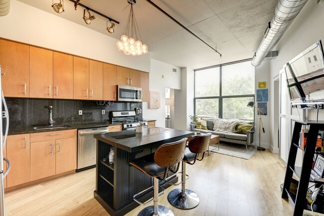 Building Photo - 2 bedroom 2 bath condo in Adams Morgan