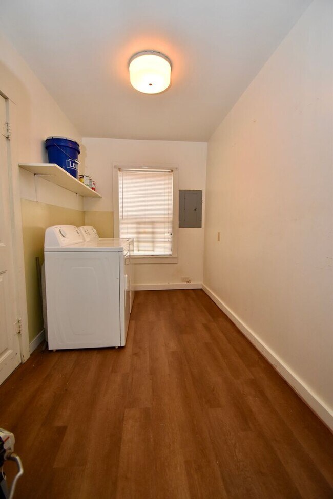 Building Photo - 3 Bed 1 Bath Home!
