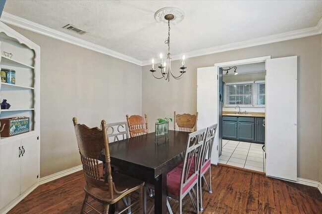 Building Photo - Amazing Historic 1940's Home in Original C...