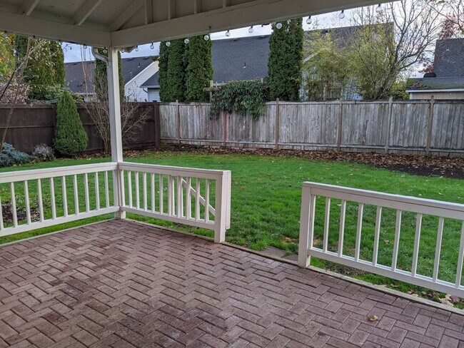 Building Photo - Updated 3bd/2bth Home with Solid Surface F...