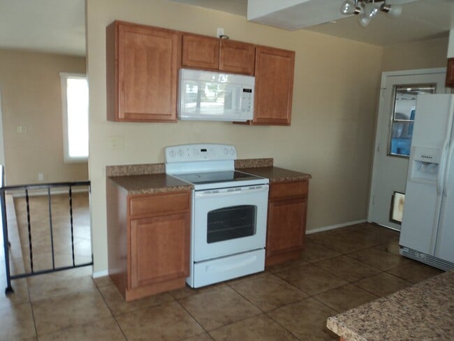 Building Photo - Freshly painted and ready for new occupant...