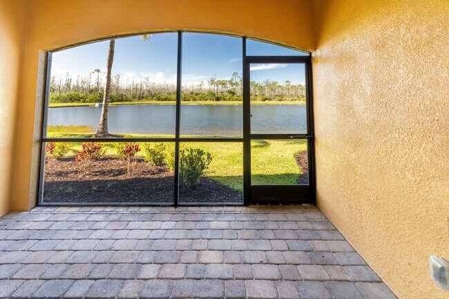 Building Photo - Stunning 2BR/2BA Acqua Ct. First-Floor Uni...