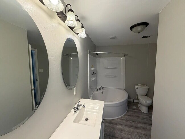 Building Photo - Charming 3-Bedroom Apartment in the Heart of Jeffersonville   All Utilities Included