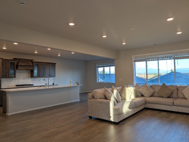 Building Photo - 912 119th Ave SE