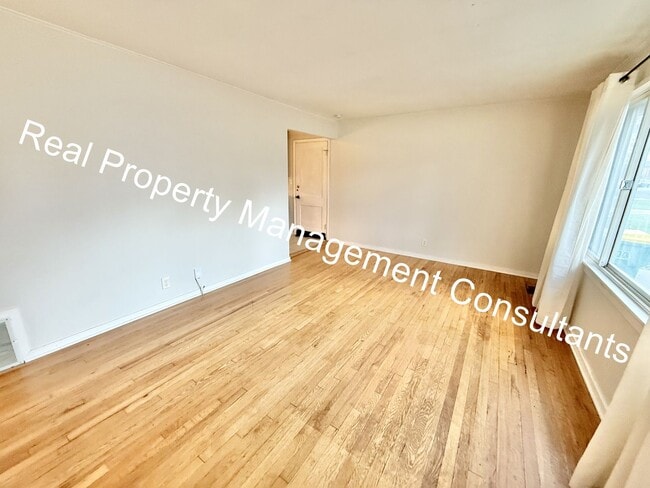 Building Photo - 3-Bedroom Home Near Downtown Overland Park!