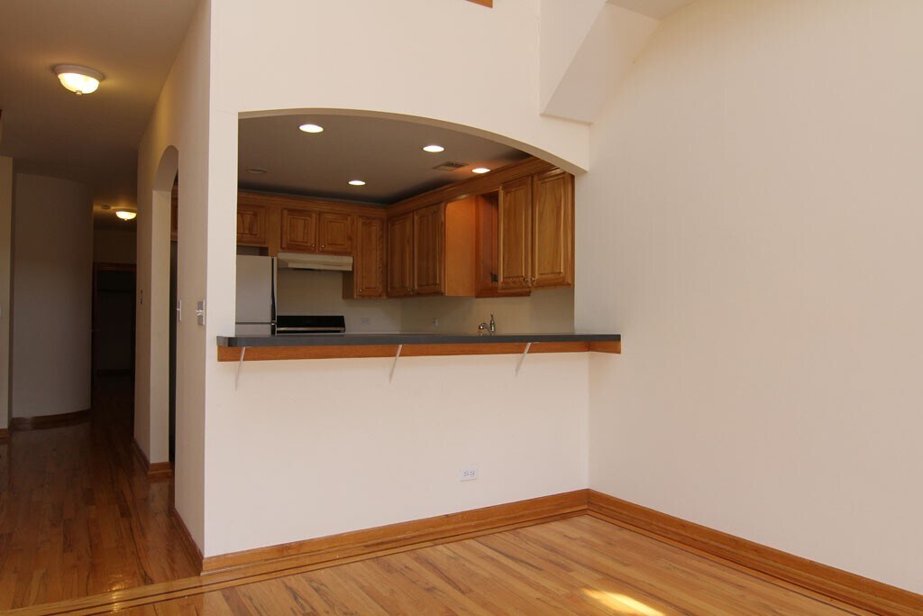 Building Photo - 844 W Buckingham Pl