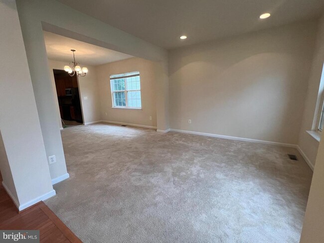 Building Photo - 12 Rivers Edge Terrace