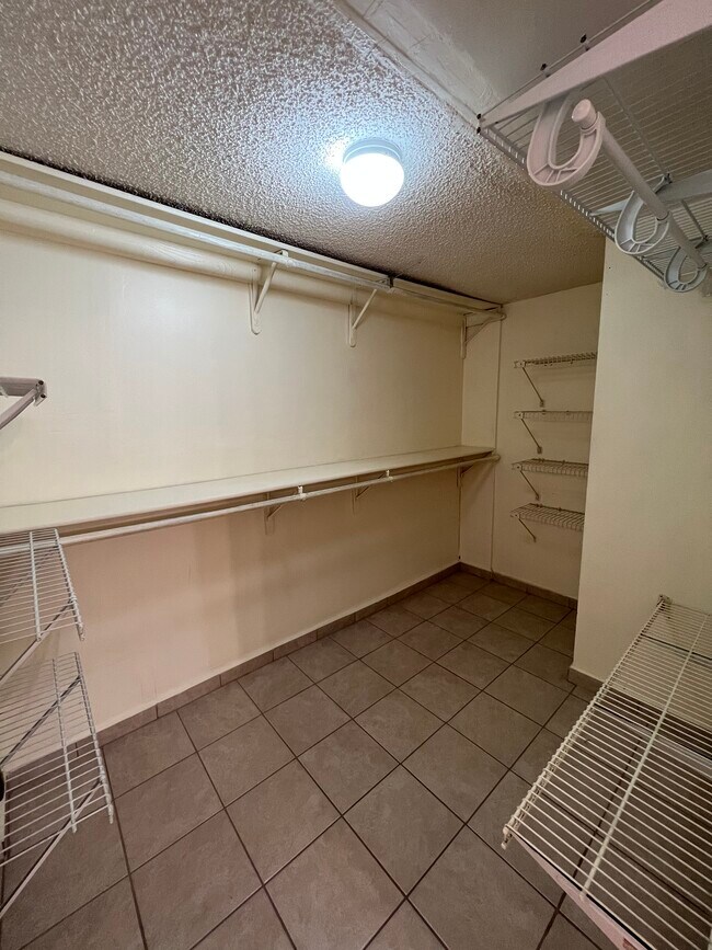 Walk-in closet on 2nd floor - 1424 SW 131st Place Cir E