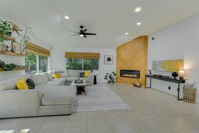 Building Photo - 10916 Sierra Oaks