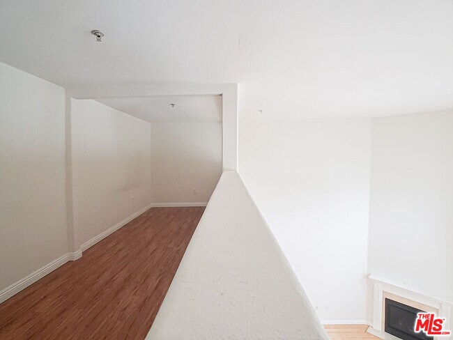 Building Photo - 1042 S Kingsley Dr