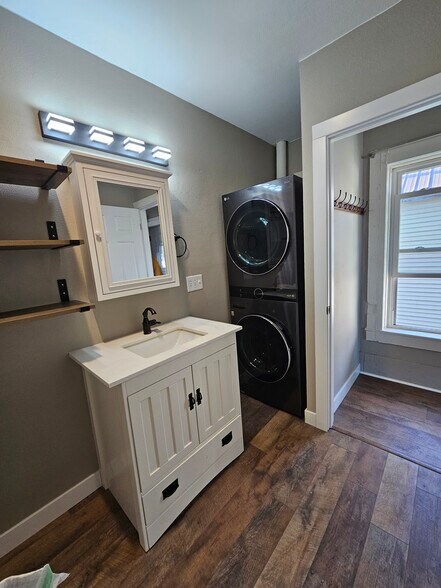 Bathroom + washer/dryer - 502 Bay St