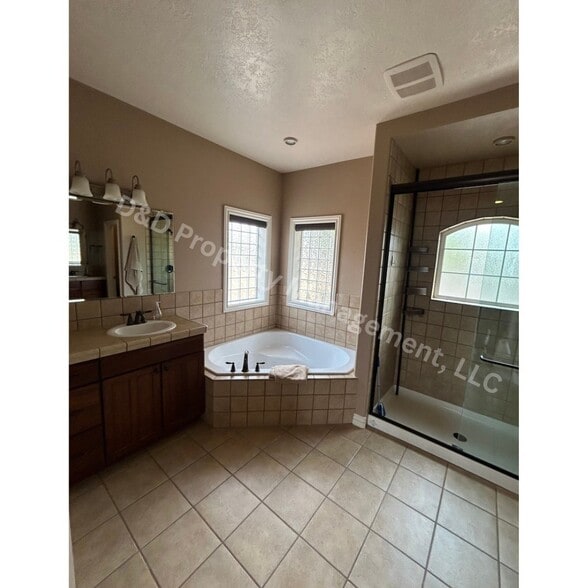 Building Photo - 568 Mahard Dr