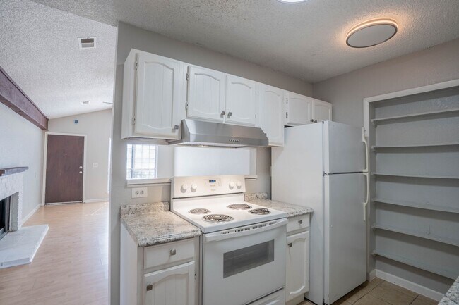 Building Photo - Stunning remodeled 2 Bedroom home in great area!