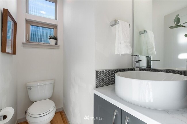 Building Photo - Modern 4-Bedroom Townhome in the Heart of ...