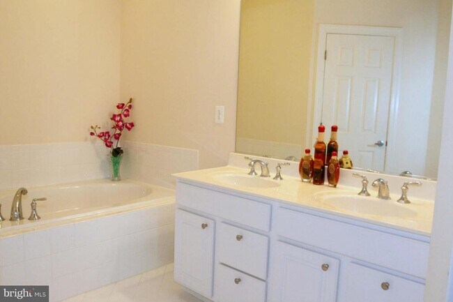 Building Photo - 623 Hurdle Mill Pl