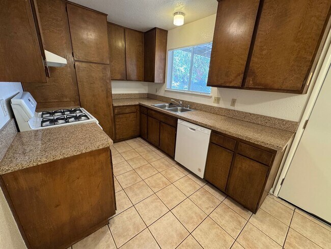 Building Photo - Victorville Home