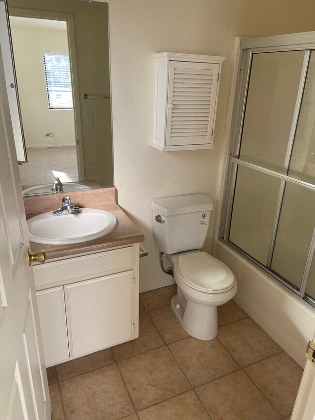 ensuite bath - 2470 Corinth Ave