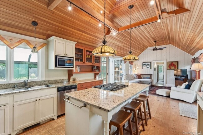 Building Photo - 695 Main St