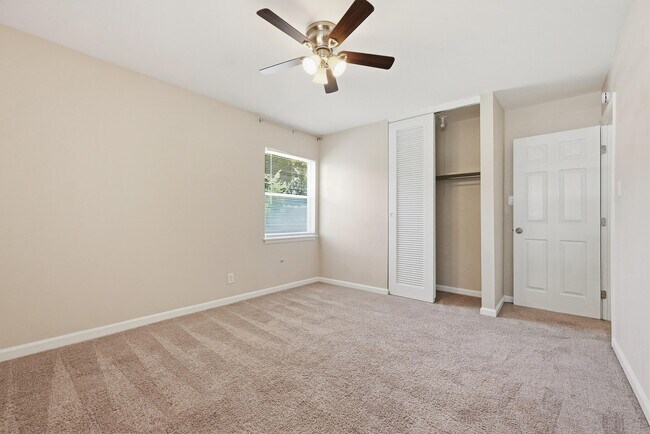 Building Photo - 338 Coral Dr SW