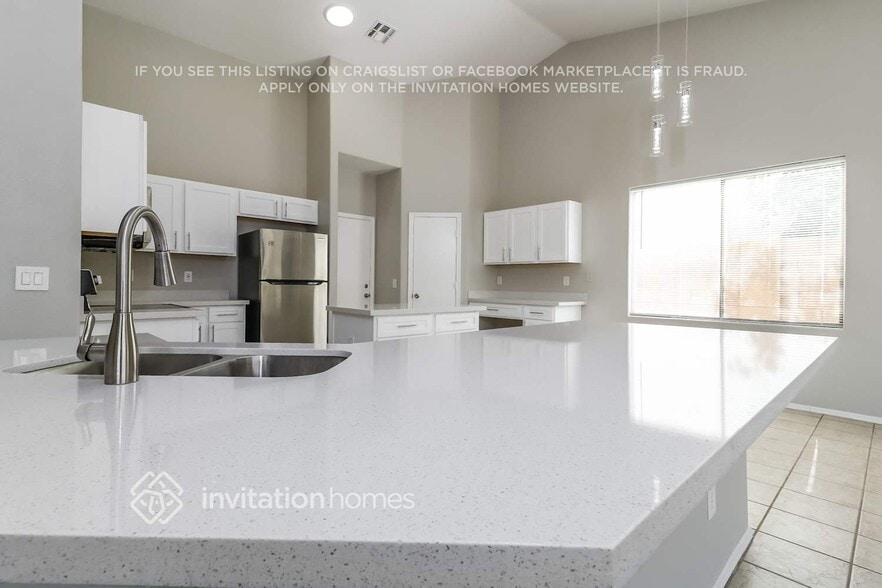 Building Photo - 12902 W Soledad St