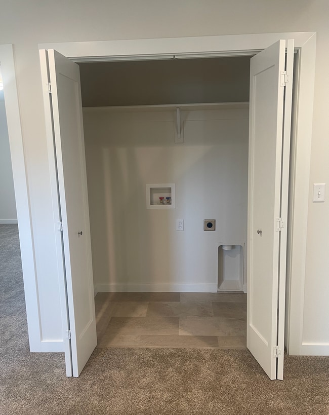 Building Photo - 3 bed/2.5 bathroom Townhouse