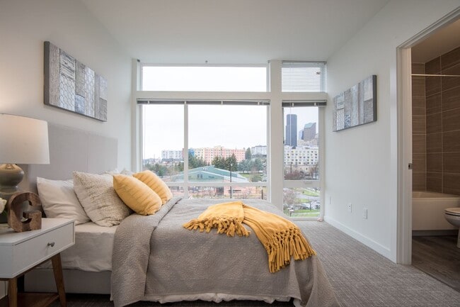 Building Photo - Modern 3BR/3BA Townhouse with Rooftop - Views of Downtown!