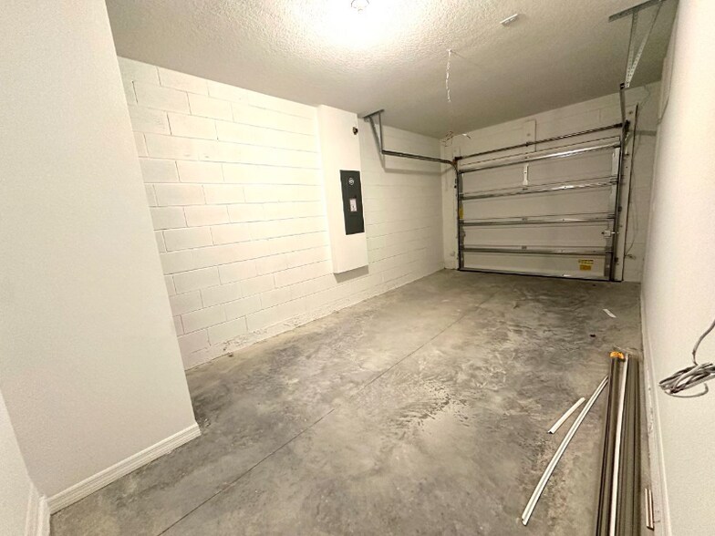 Building Photo - 2933 Canary Ave