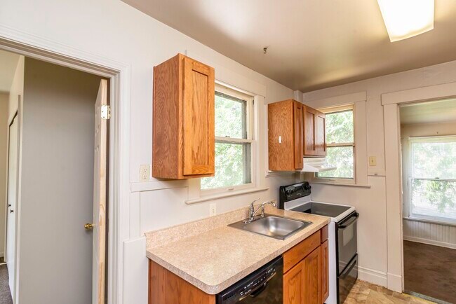 Building Photo - 831 Brookwood Pl