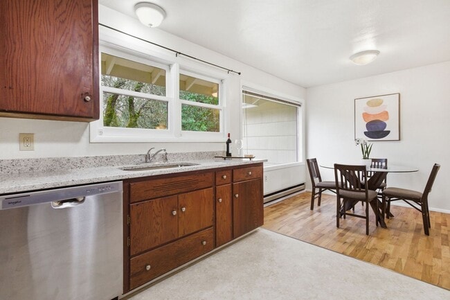 Building Photo - 3 Bedroom House in Southwest Eugene