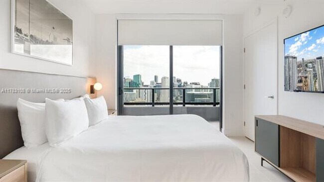 Building Photo - 601 NE 1st Ave