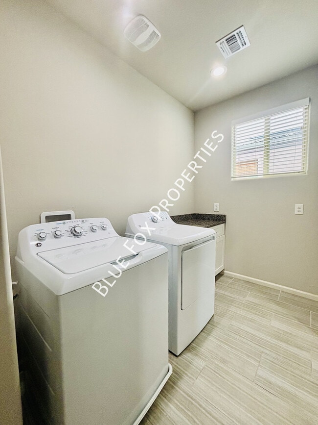 Building Photo - 149 E Stone Ct