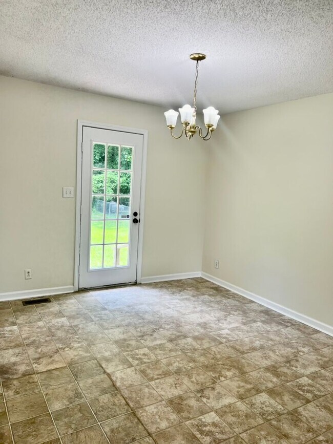 Building Photo - AVAILABLE NOW! 3 Bedroom, 1.5 Bath Home