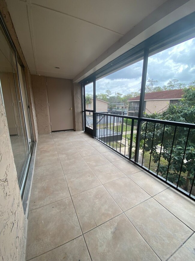 Building Photo - NEWLY RENOVATED 2 BED 2 BATH CONDO NEAR UC...