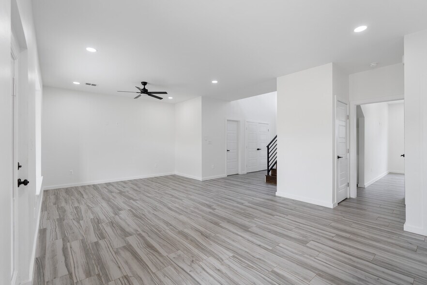 Building Photo - 5306 N Crown Pt