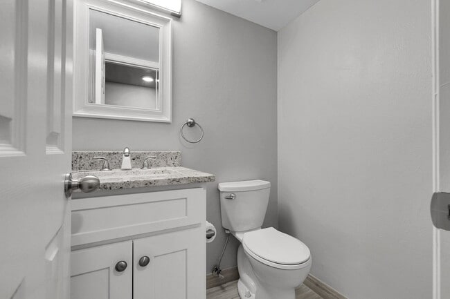 Building Photo - $3,000 - 3 Bed, 2.5 Bath Townhome with Fin...