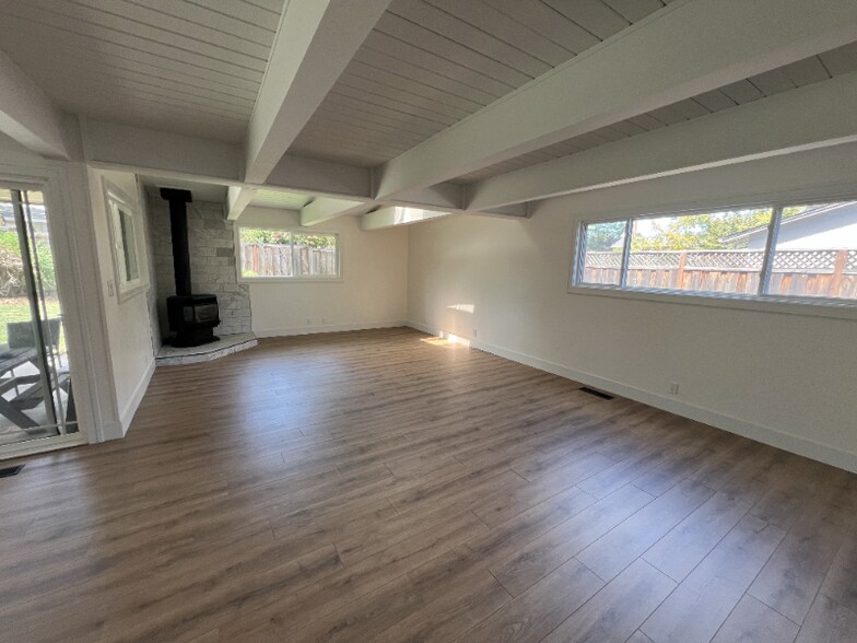 Building Photo - 641 Wintergreen Ln