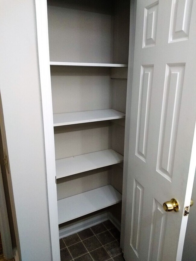 Building Photo - UPDATED & SPACIOUS 3 Bedroom 2 Bathroom home close to SHOPPING & FT BRAGG!!