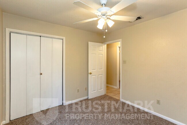 Building Photo - 800 Silver Creek Dr