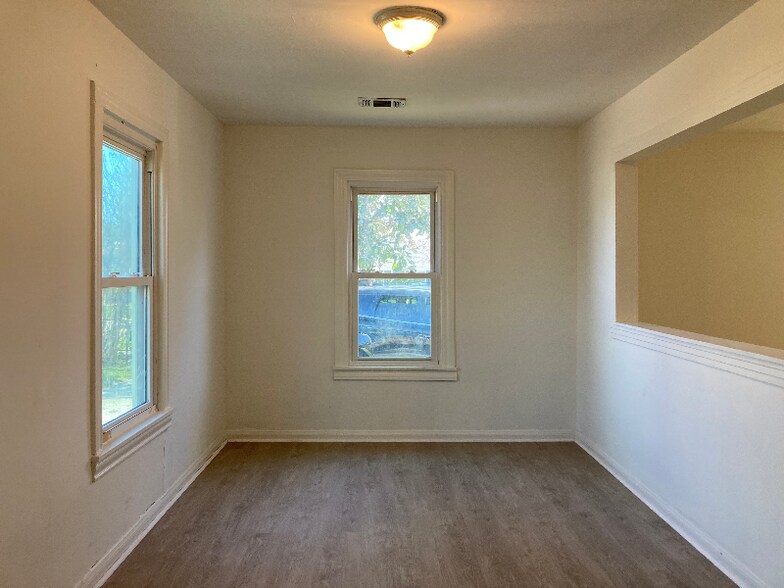 Building Photo - 10221 Silvercrest St