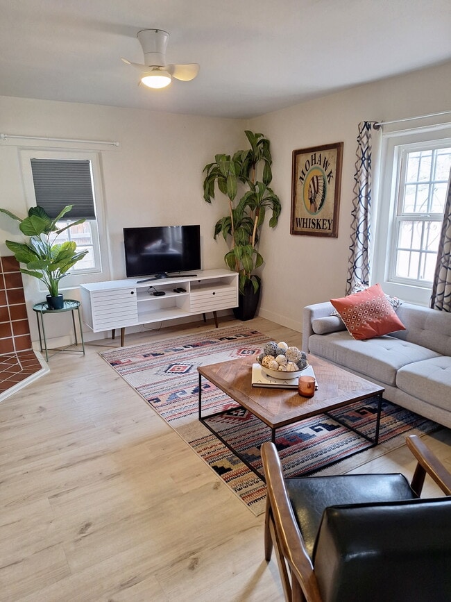 Building Photo - 912 7th St NW