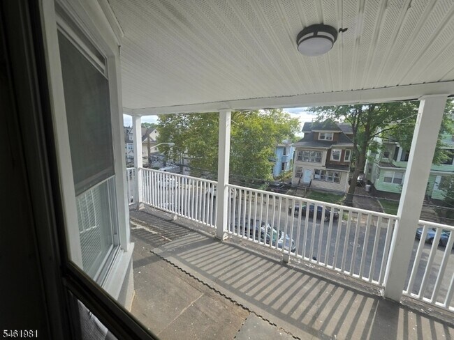 Building Photo - 37 Mapes Ave