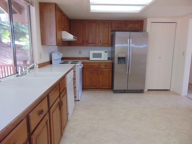 Building Photo - Great 4BR 2.5BA Split Entry Home in Quiet Forest Park Neighborhood
