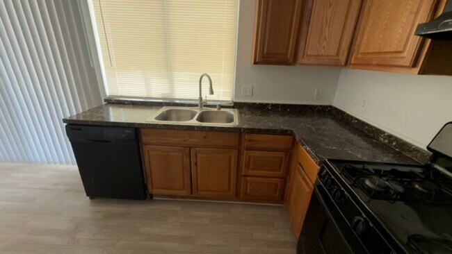 Building Photo - 4295 Sunnyview Ct