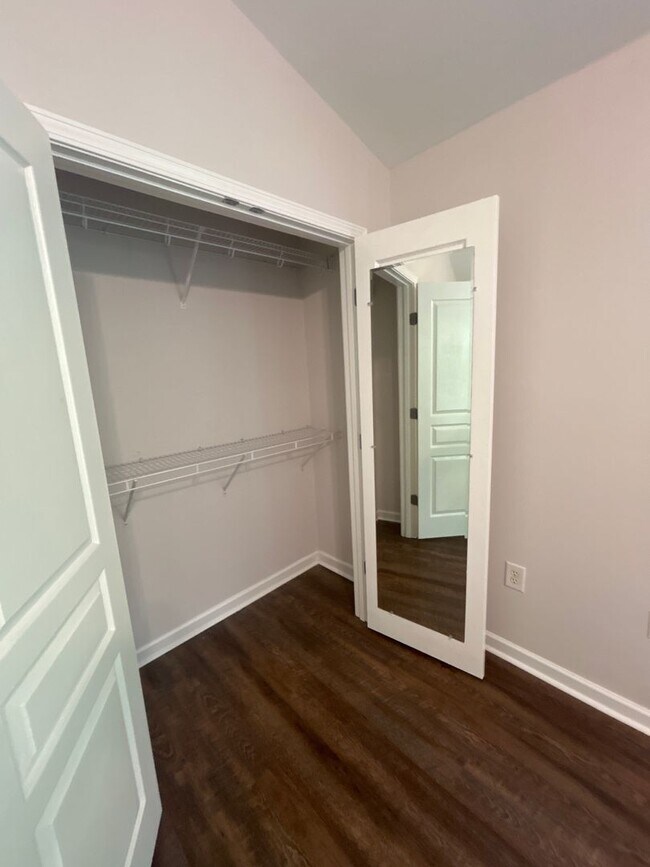 Building Photo - Three Bedroom Townhouse Available!