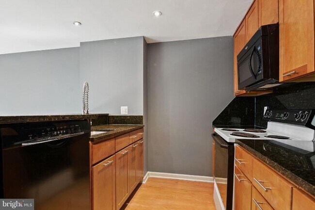 Building Photo - 4463 Pembrook Village Dr