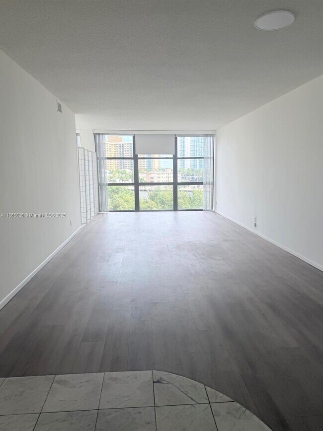 Building Photo - 800 Parkview Dr