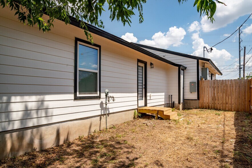 Building Photo - 1142 Mansell Ave