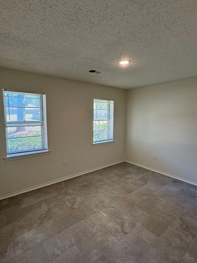 Building Photo - Renovated 2 Bedroom 1 Bath Home for Rent!