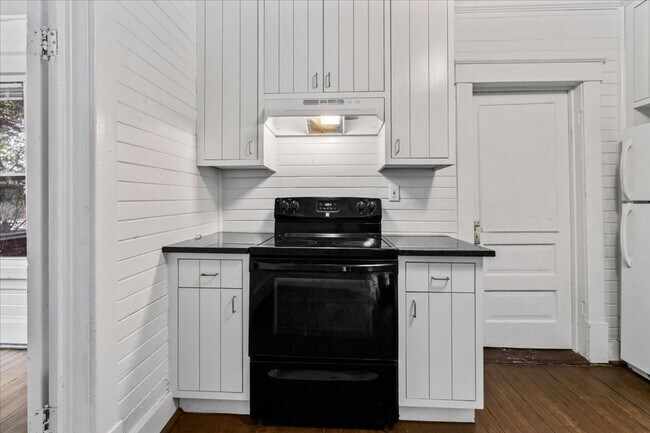 Building Photo - Savannah Eastside Home | 2 Bed 1 Bath | Remodeled Kitchen | In-Unit W/D | Private Driveway