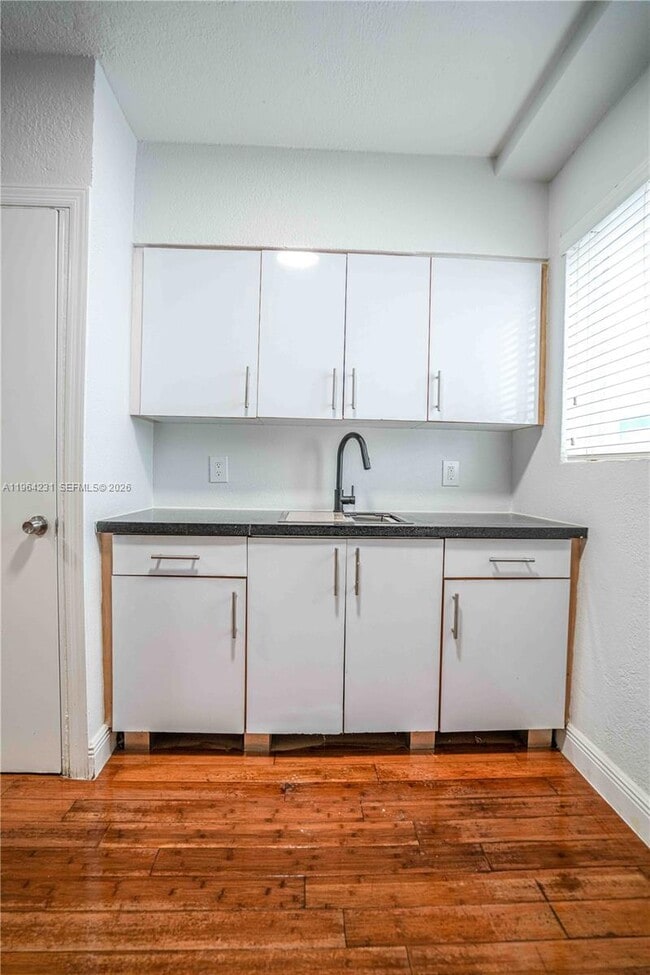 Building Photo - 7325 Carlyle Ave